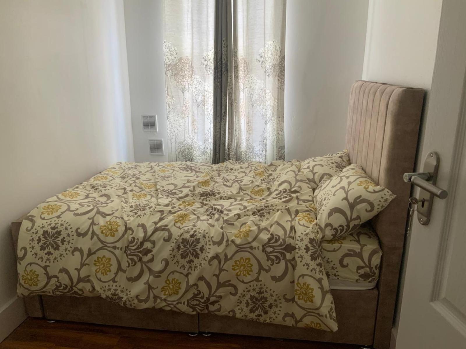 2 Bedroom Appartment Barking  Extérieur photo